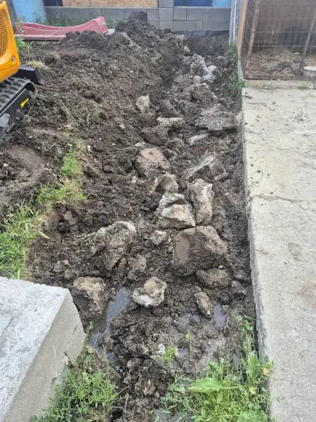 Földmunka közvetlenül a zsalukő fal mellett.