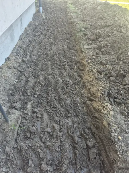 Zúzottkő ágyazat az árokban, a járda alá.