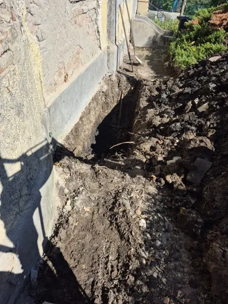A feltárt alap a betonjárda alatt.
