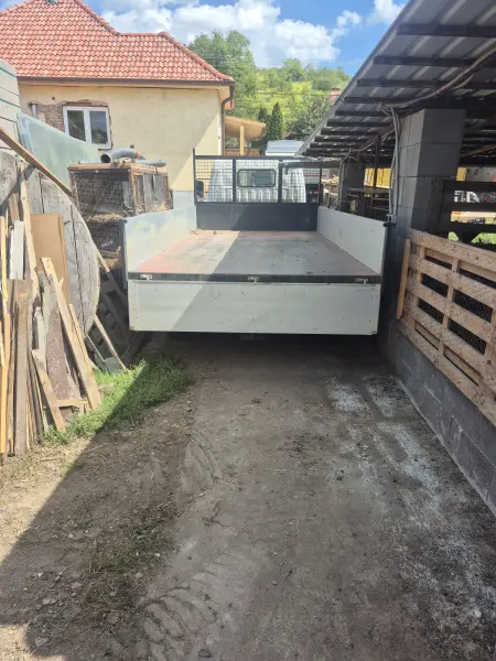 A keskeny bejáró – itt kell megfordulni a géppel.
