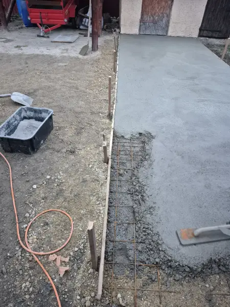 A beton terítése és simítása.