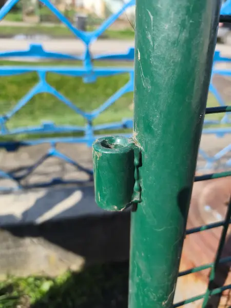 3D kerítésmező és oszlop a helyszínen.