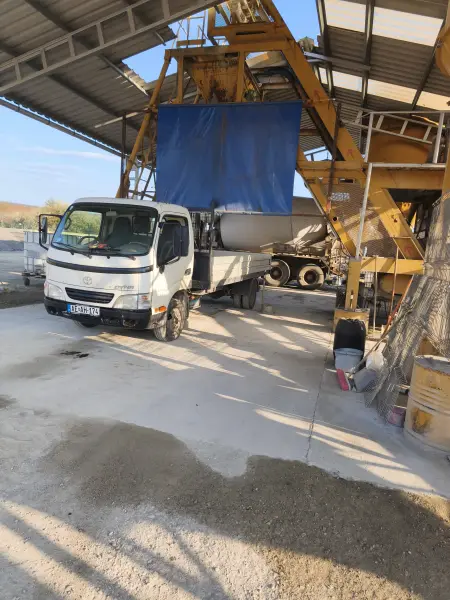 Beton felvétele a keverőtelepen.