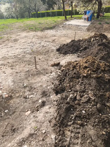A kiásott gödrök sora a kitűzött nyomvonalon.
